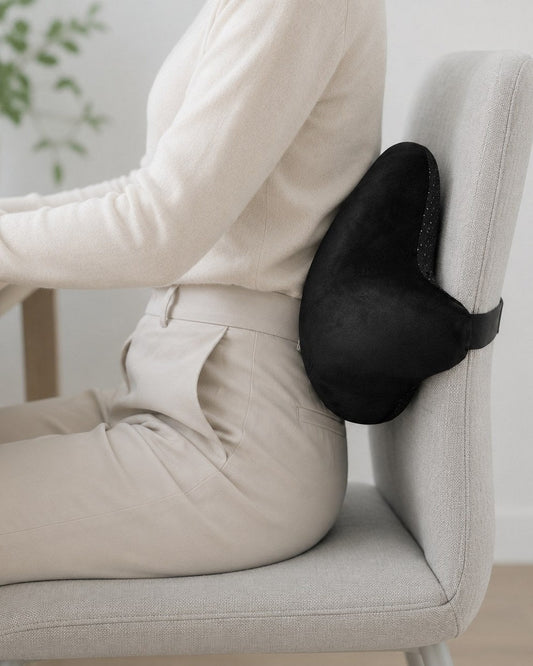 椅子の背もたれと腰のあいだに整体エルゴバッククッションを当てて座っている様子